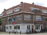 908660 Gezicht op het winkelhoekpand Acaciastraat 25 te Utrecht, met links de Begoniastraat.N.B. bouwjaar: 1913 ...